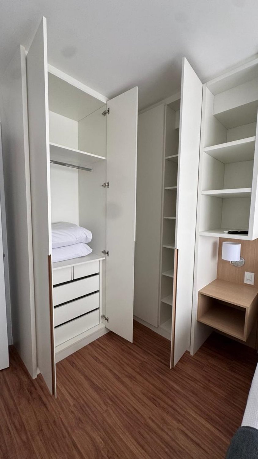 Armário e roupeiro planejados no quarto