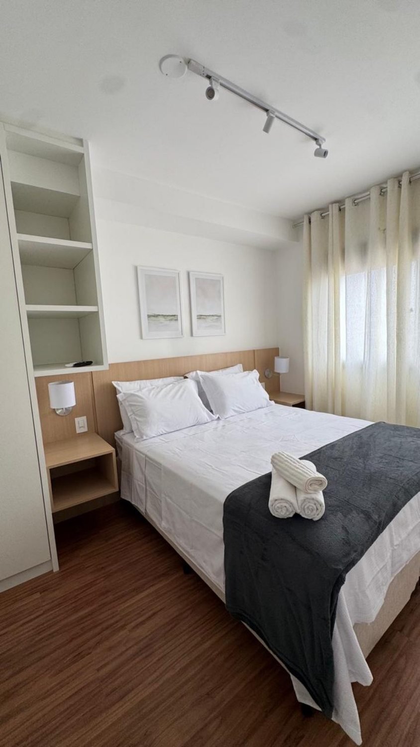 Quarto planejado com cabeceira e nichos laterais