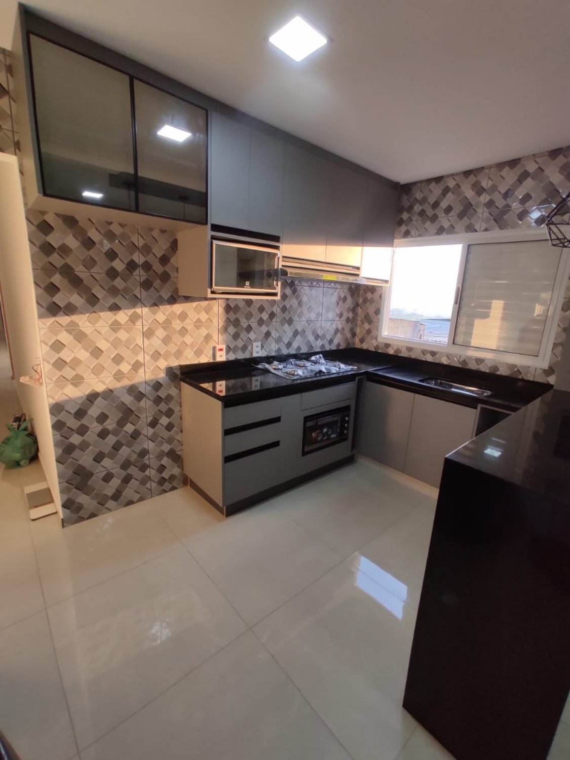 Cozinha planejada cinza com pedra preta
