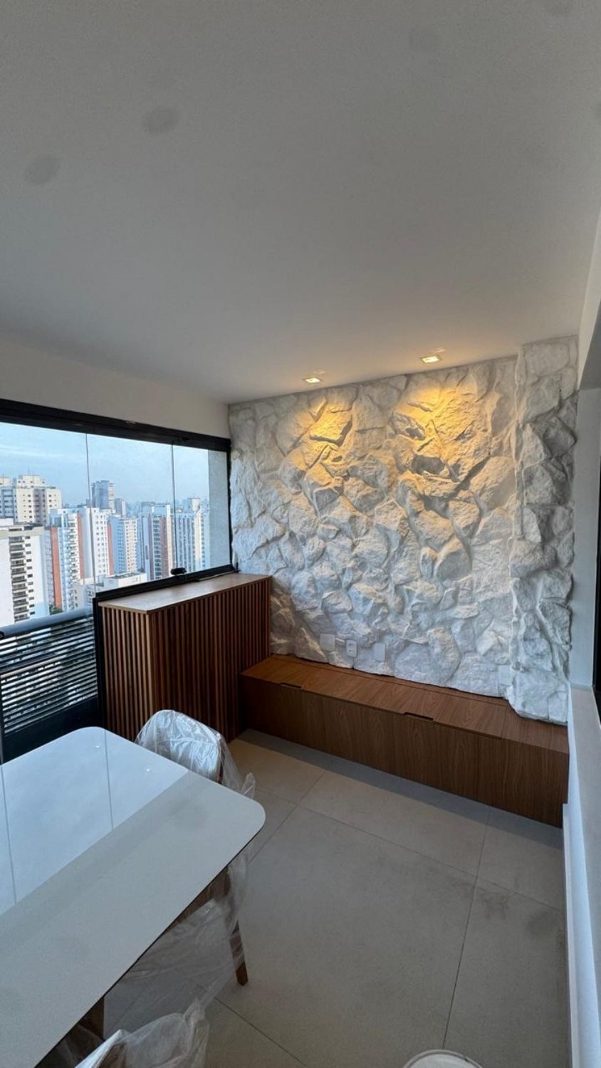 Ambiente com marcenaria e painel ripado executado pela Flash Design